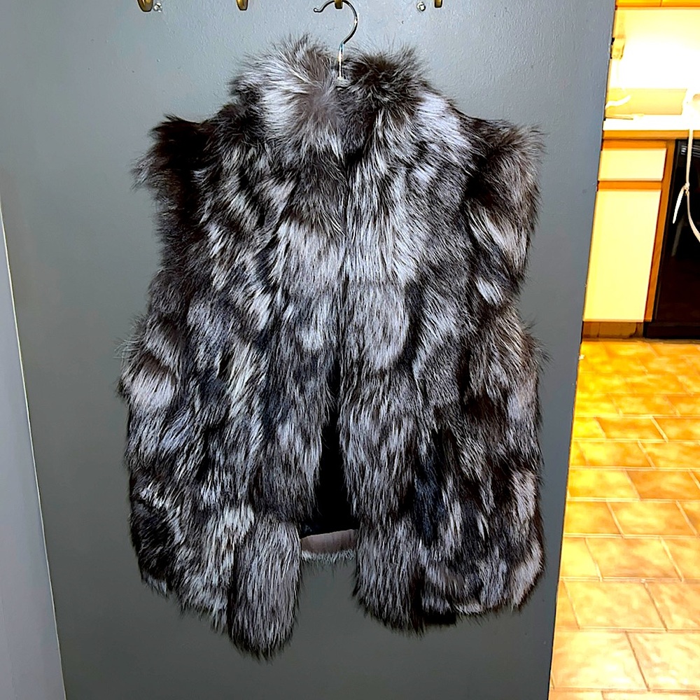 Vince Silver Fox Fur Vest. Single clasp. Mint condition. Retail $1,499. - Picture 3 of 8